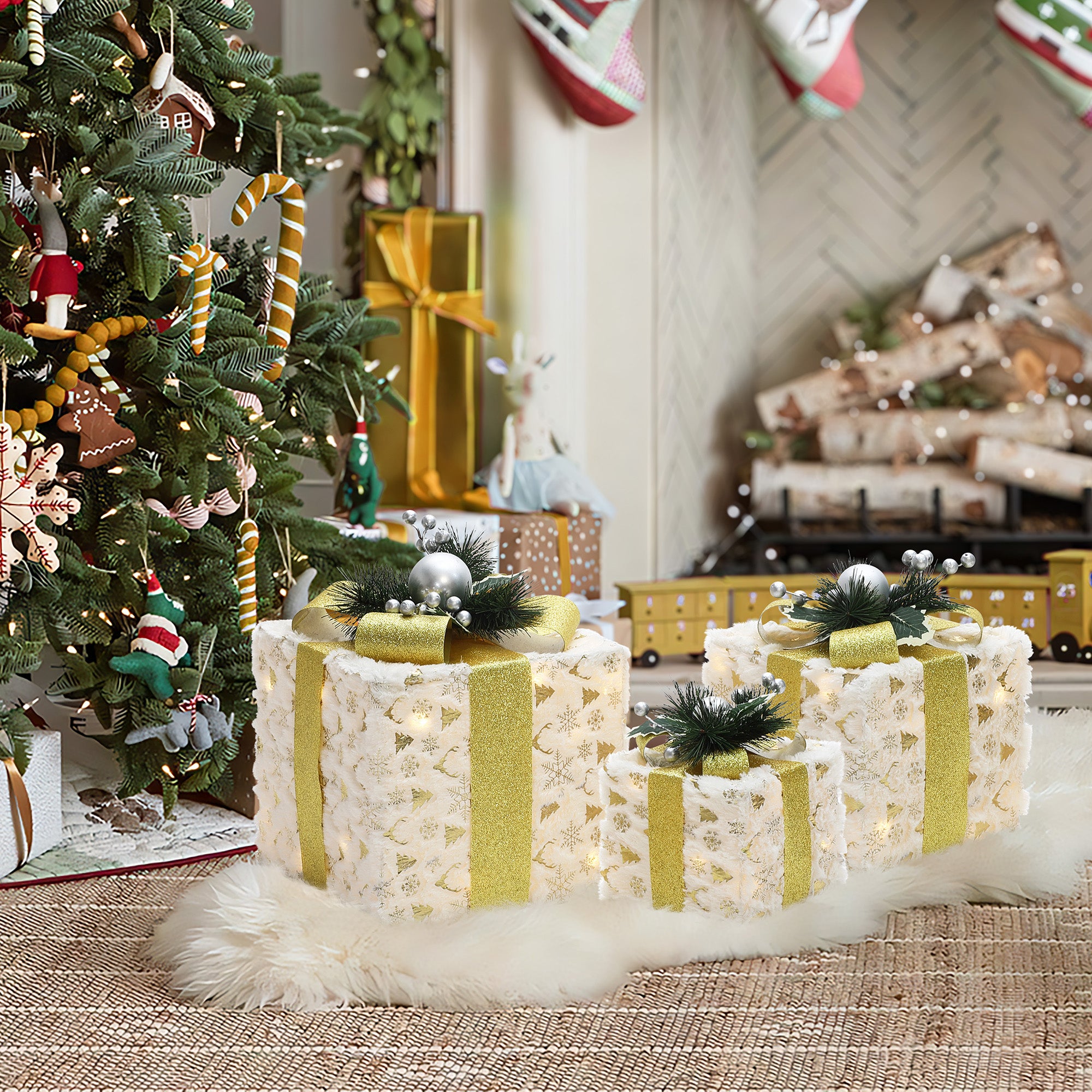 3er-Set LED-Geschenkboxen – Weihnachtsdeko mit Schneeflocken- und Tannenmuster, verziert mit goldenen Schleifen, Zweigen & silbernen Beeren