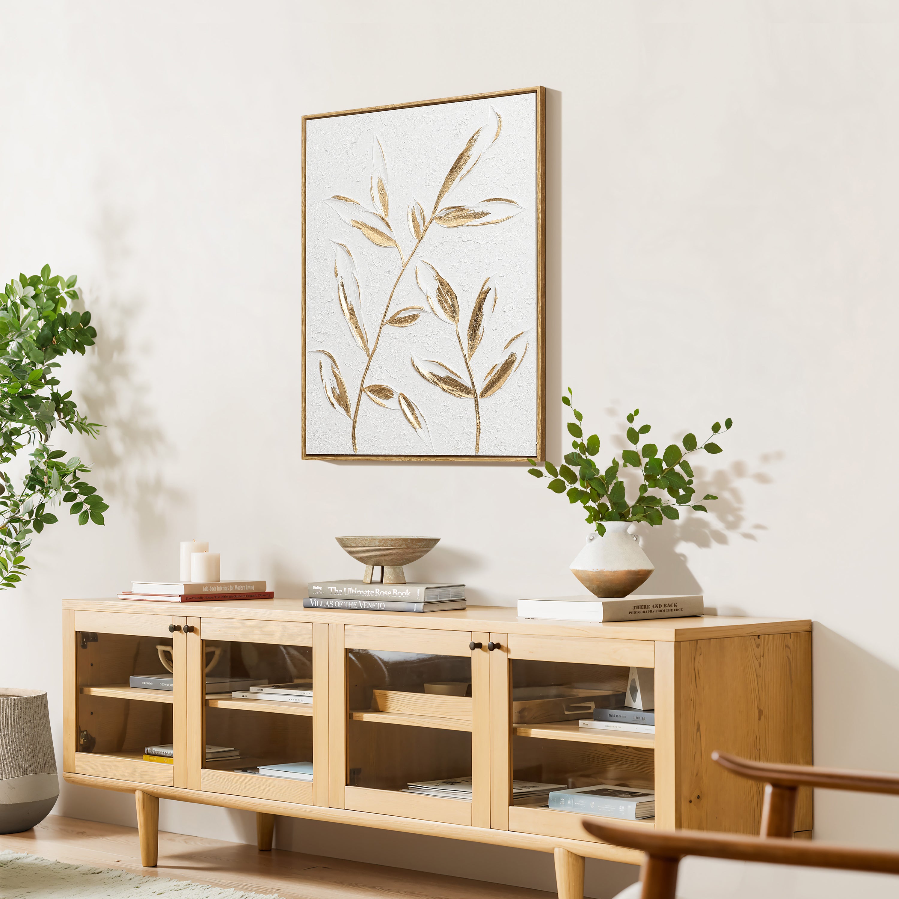 Wanddeko mit Reliefstruktur und goldenen Blättern