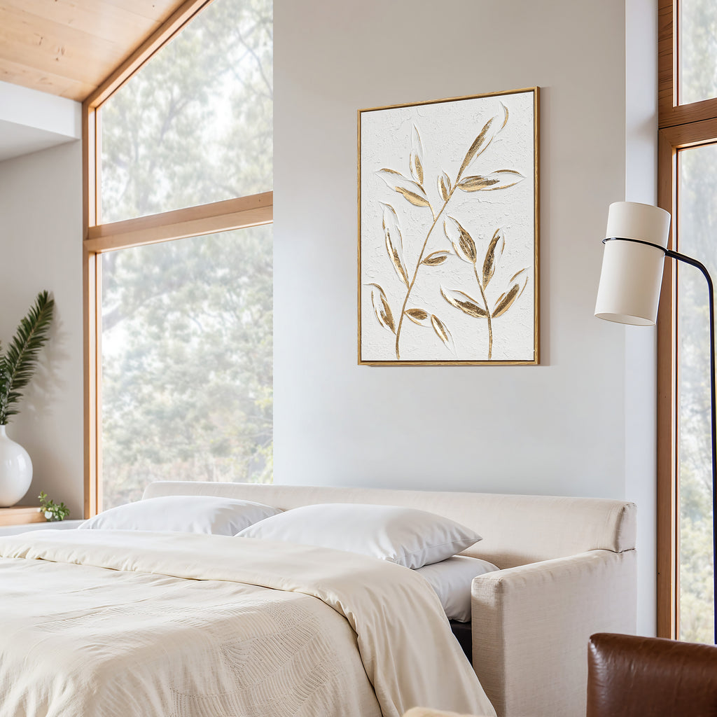 Wanddeko mit Reliefstruktur und goldenen Blättern