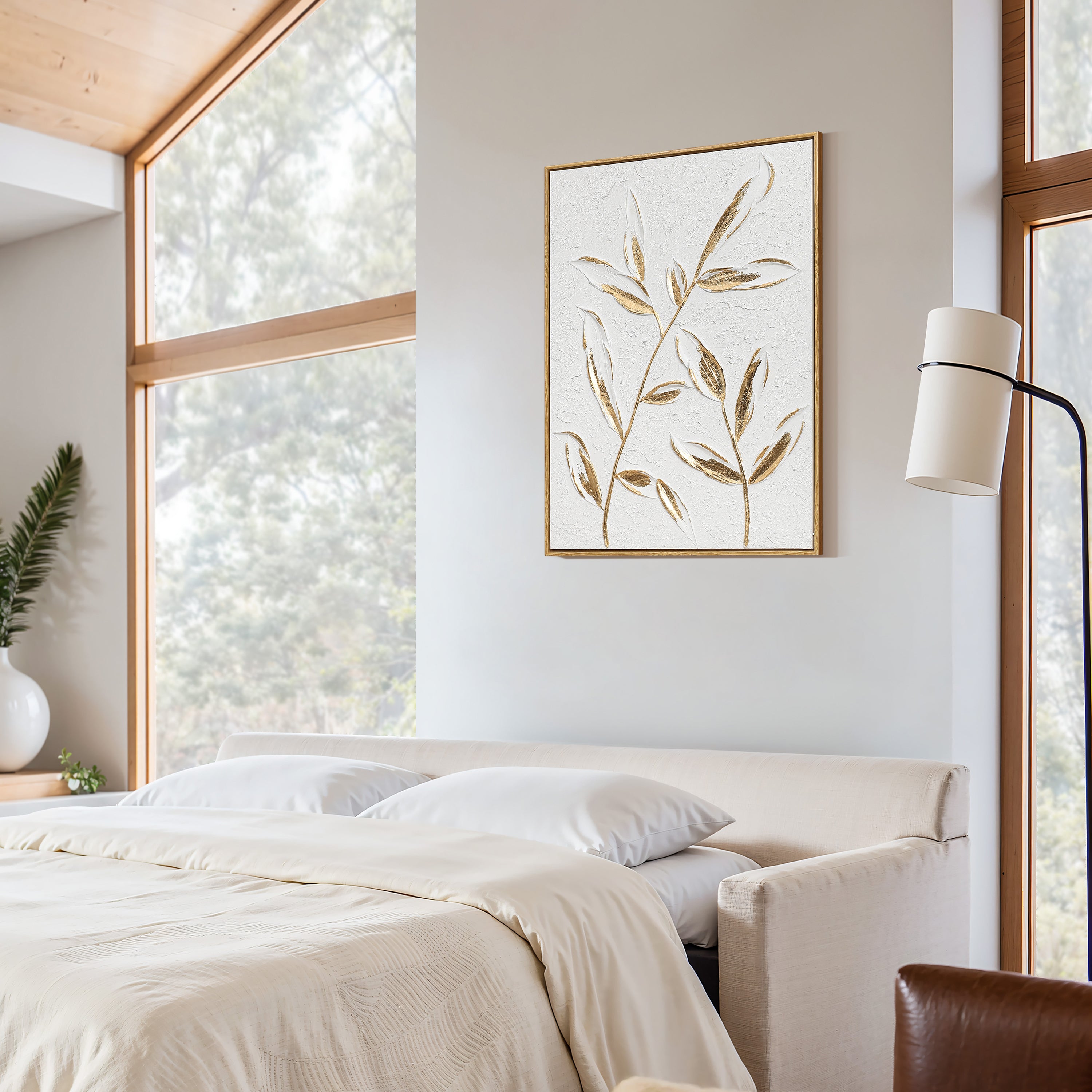 Wanddeko mit Reliefstruktur und goldenen Blättern