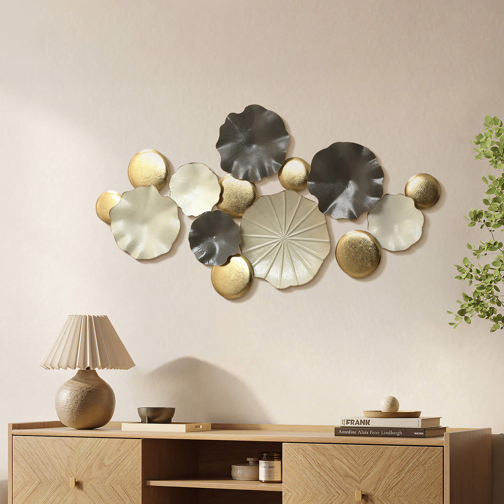 Moderne Wanddeko aus Metall – Lotus-inspirierte Wandkunst in Gold und Grau