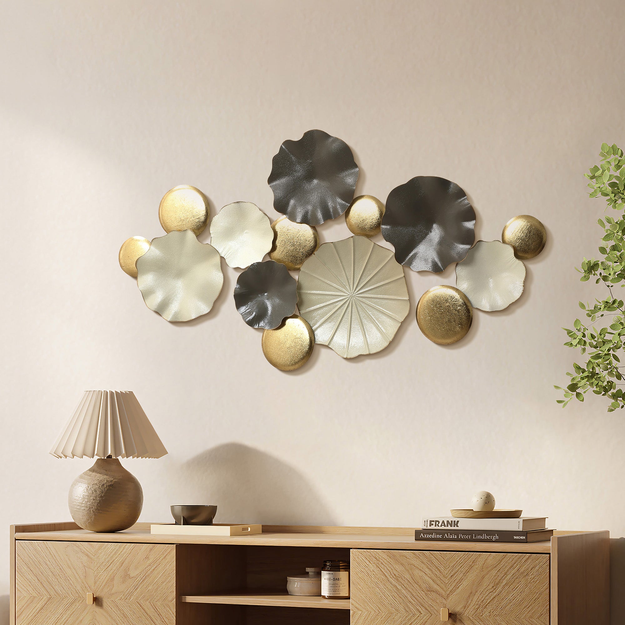 Moderne Wanddeko aus Metall – Lotus-inspirierte Wandkunst in Gold und Grau