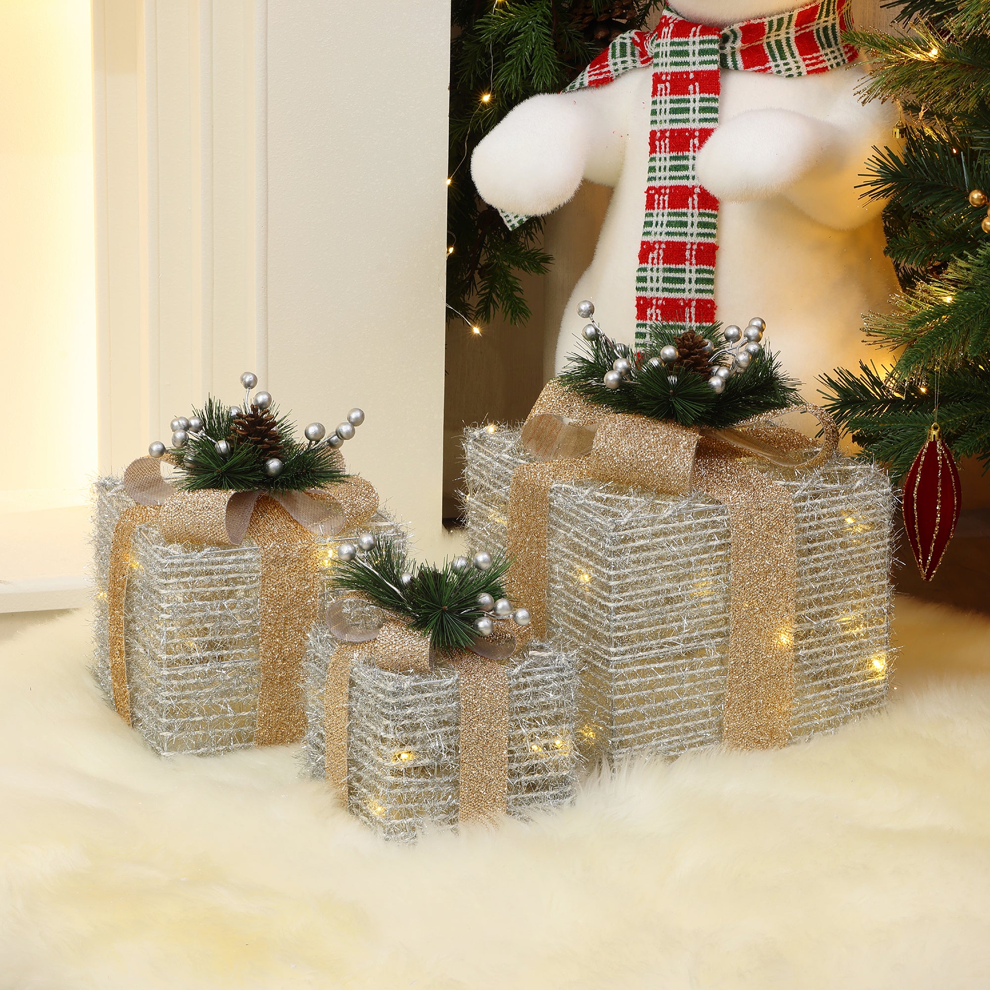 3er-Set LED-Geschenkboxen – Weihnachtsdeko in Silber mit goldenen Schleifen und Beeren