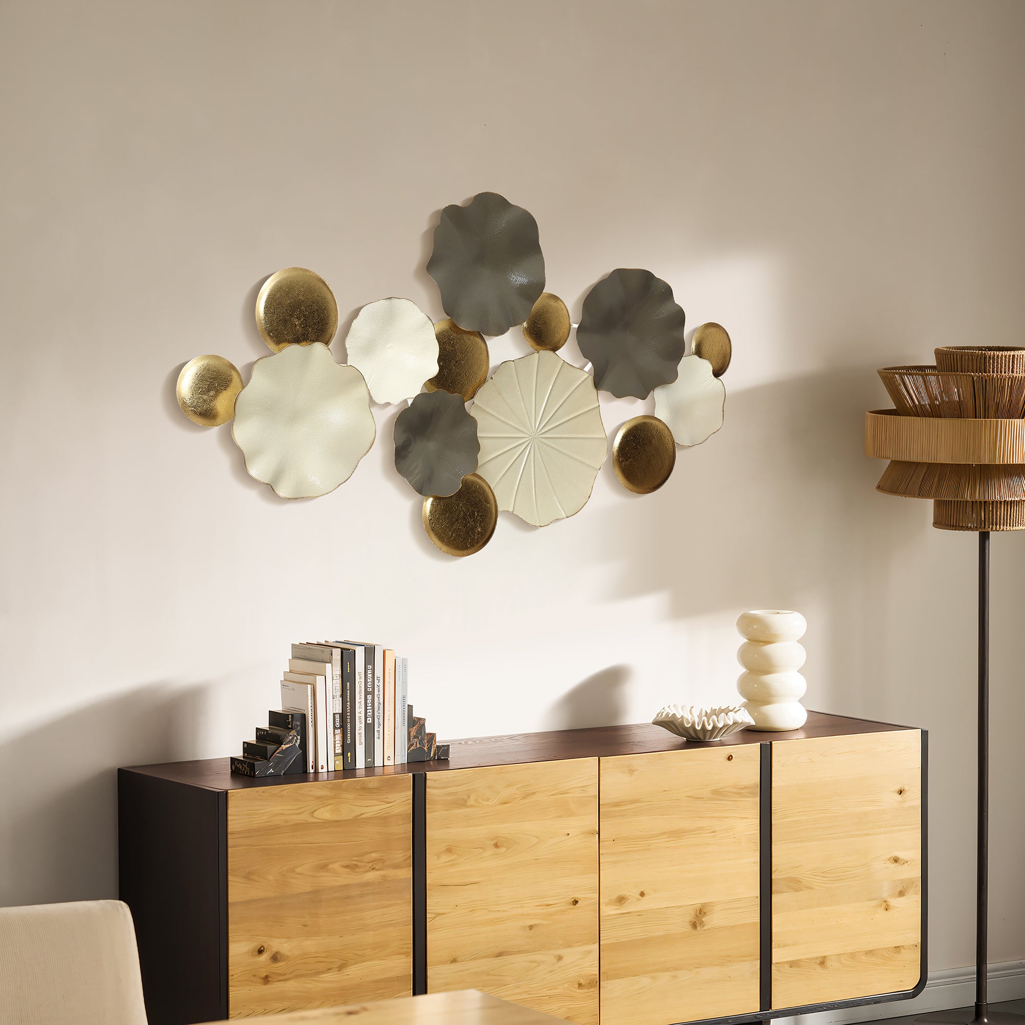 Moderne Wanddeko aus Metall – Lotus-inspirierte Wandkunst in Gold und Grau