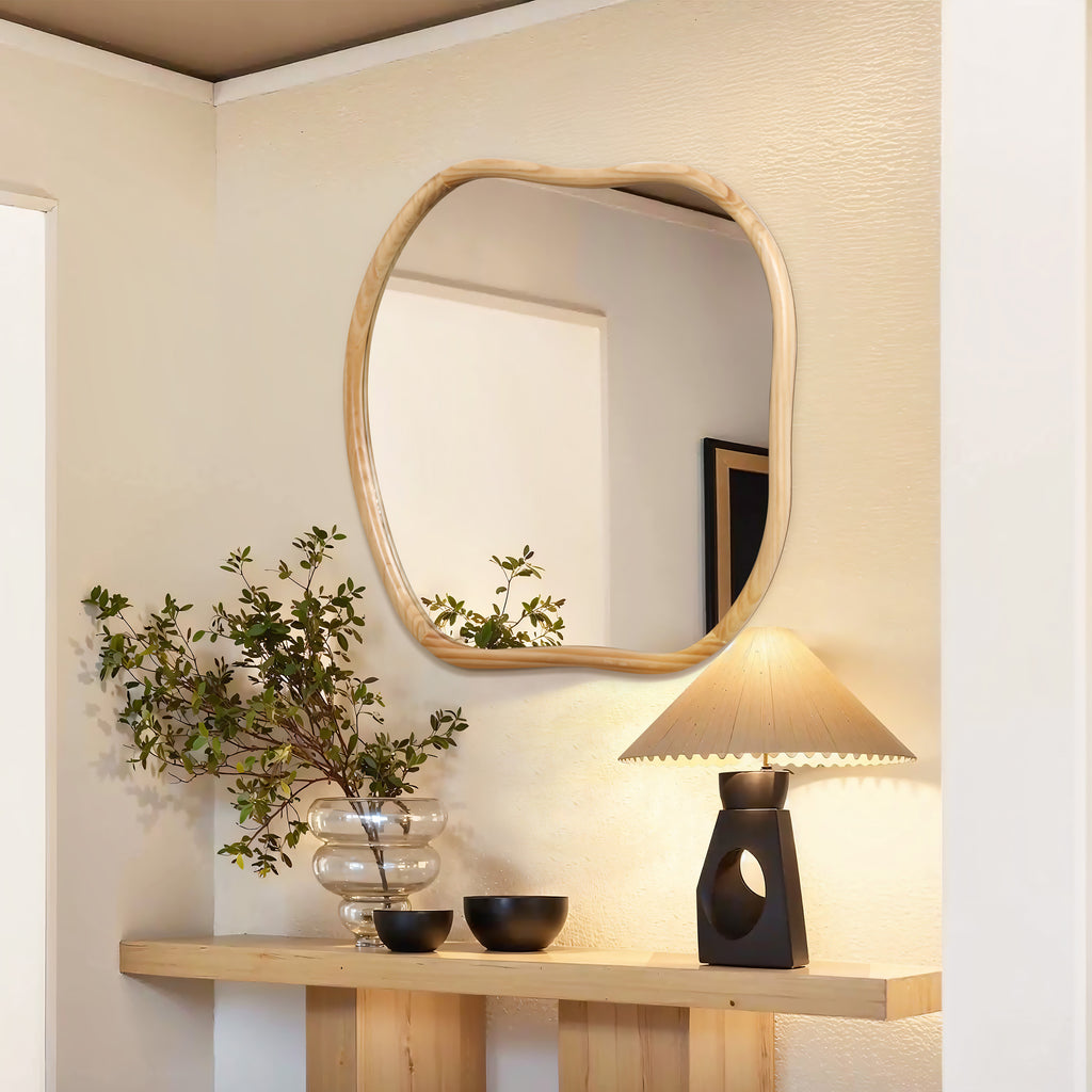 Irregulärer Wandspiegel aus Naturkiefer – Organische Form mit Holzrahmen