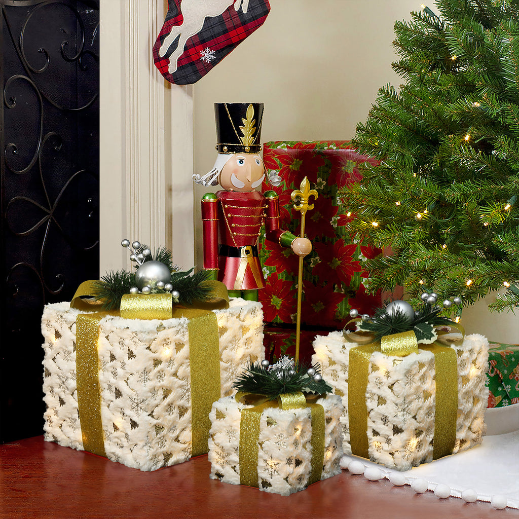 3er-Set LED-Geschenkboxen – Weihnachtsdeko mit Schneeflocken- und Tannenmuster, verziert mit goldenen Schleifen, Zweigen & silbernen Beeren