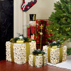 3er-Set LED-Geschenkboxen – Weihnachtsdeko mit Schneeflocken- und Tannenmuster, verziert mit goldenen Schleifen, Zweigen & silbernen Beeren