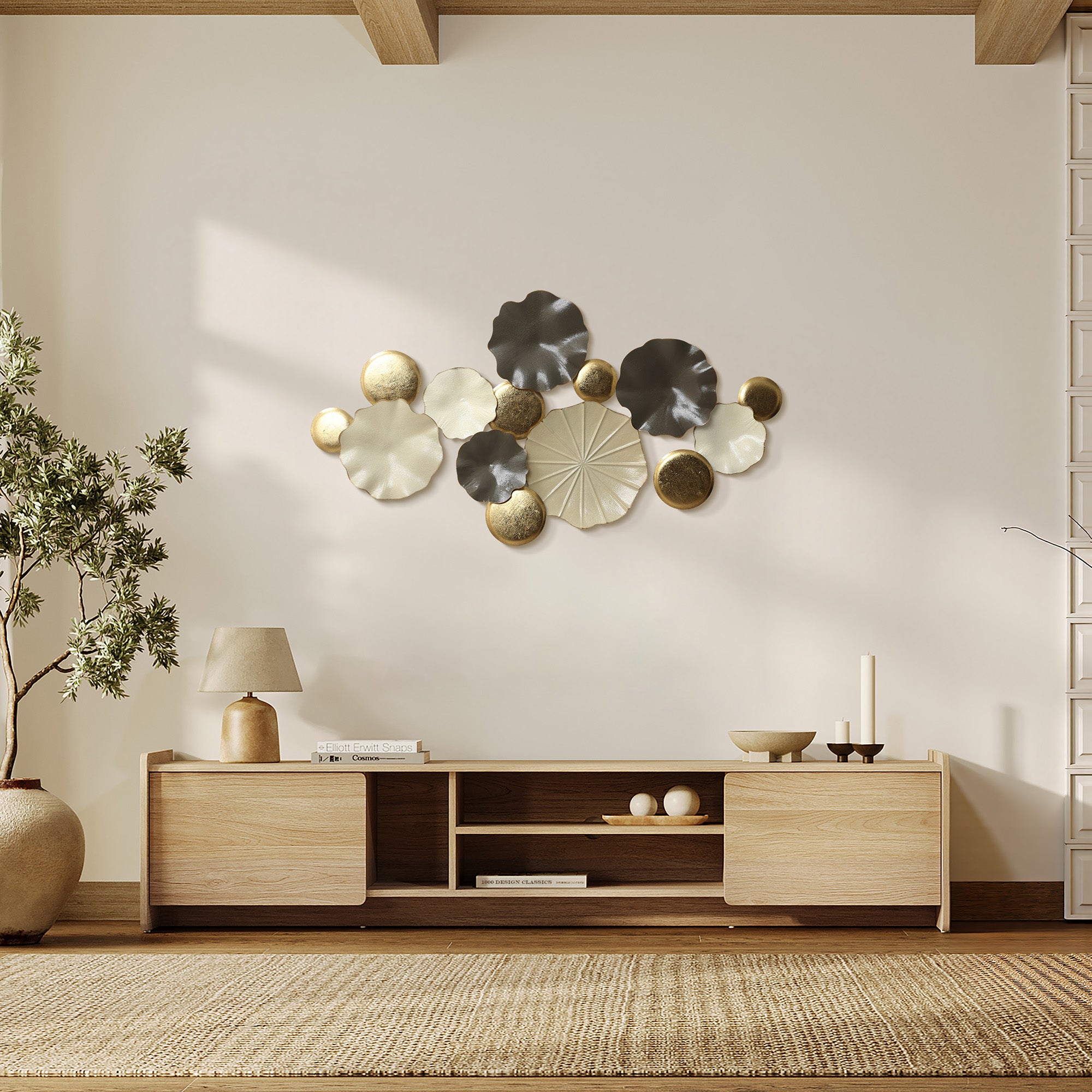 Moderne Wanddeko aus Metall – Lotus-inspirierte Wandkunst in Gold und Grau