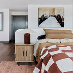 Nachttisch aus Holz im Mid-Century Stil – Beistelltisch mit Rolltür für Schlafzimmer und Wohnzimmer