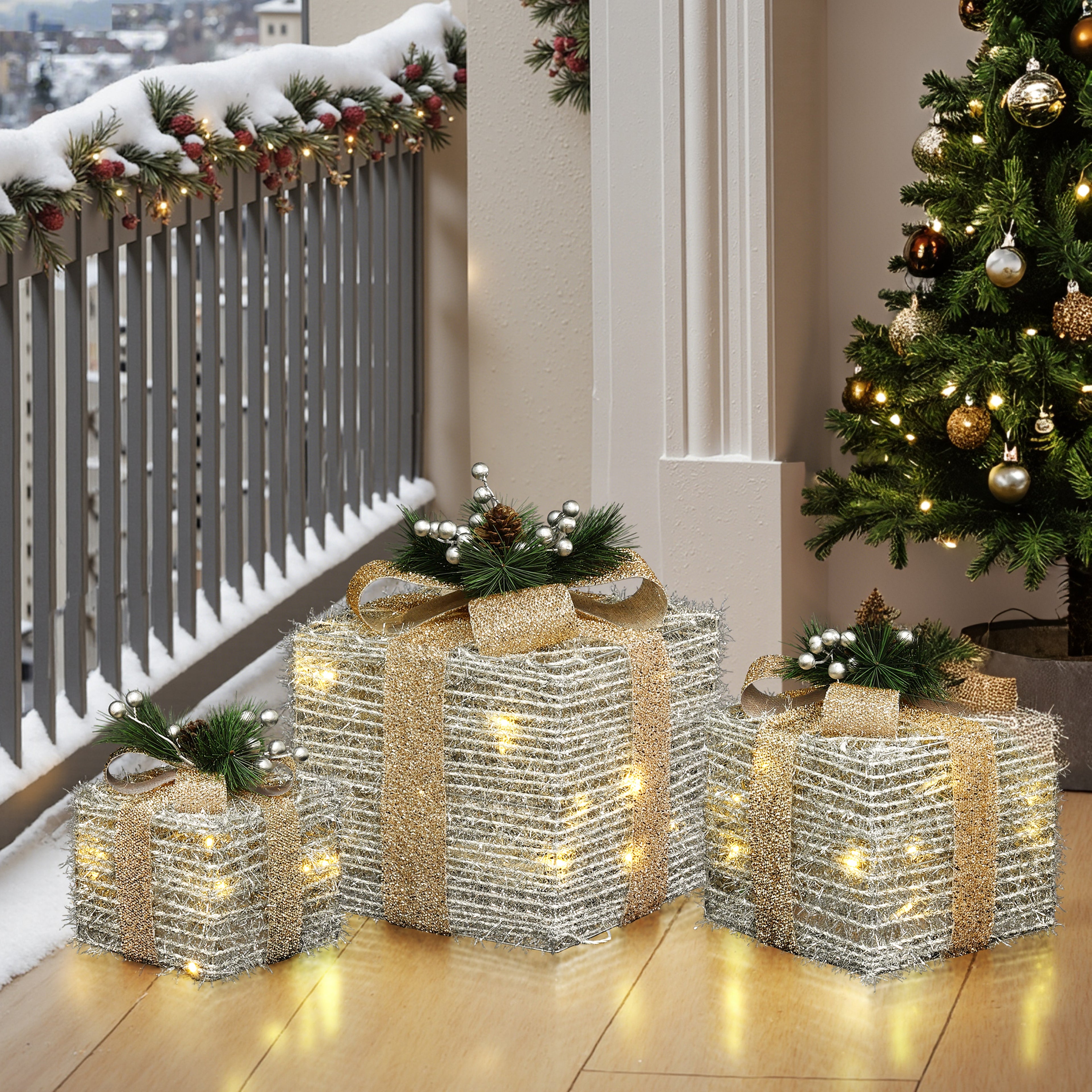 3er-Set LED-Geschenkboxen – Weihnachtsdeko in Silber mit goldenen Schleifen und Beeren