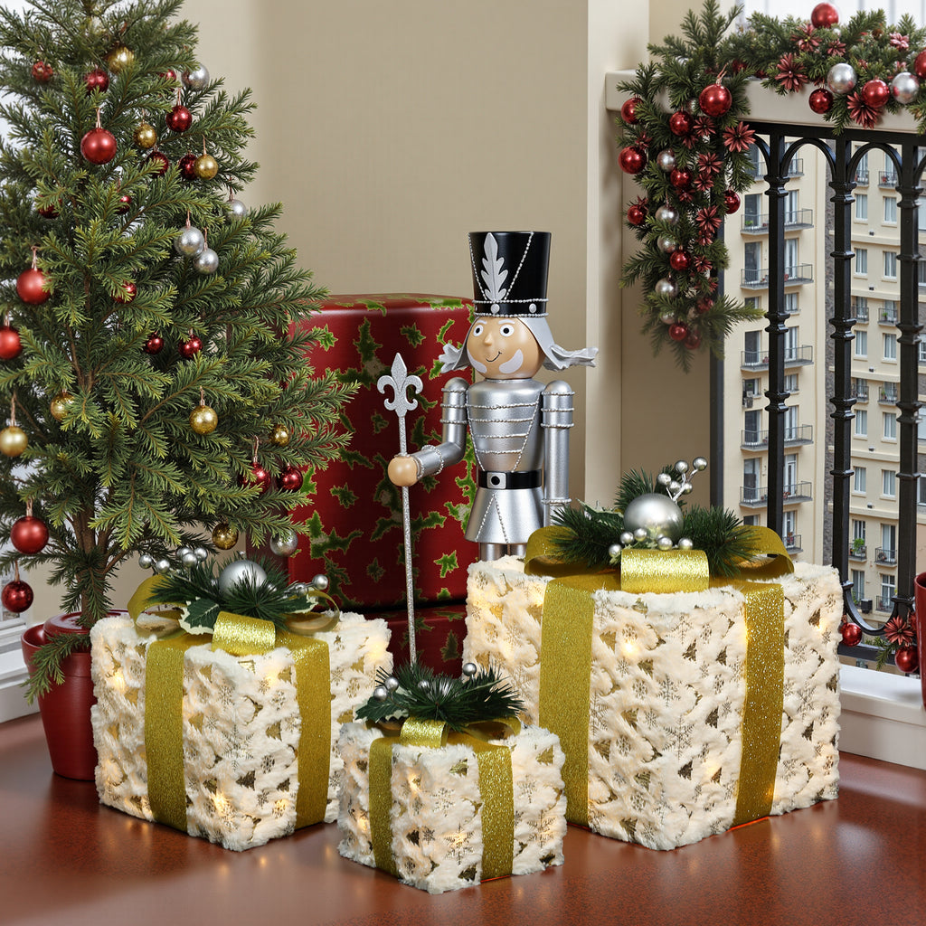 3er-Set LED-Geschenkboxen – Weihnachtsdeko mit Schneeflocken- und Tannenmuster, verziert mit goldenen Schleifen, Zweigen & silbernen Beeren