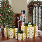 3er-Set LED-Geschenkboxen – Weihnachtsdeko mit Schneeflocken- und Tannenmuster, verziert mit goldenen Schleifen, Zweigen & silbernen Beeren