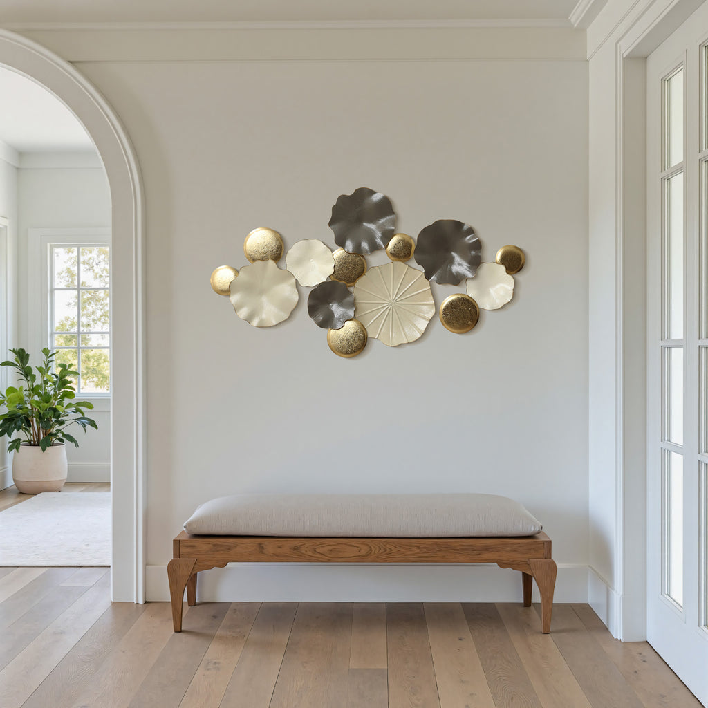 Moderne Wanddeko aus Metall – Lotus-inspirierte Wandkunst in Gold und Grau