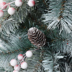 180 cm künstlicher Weihnachtsbaum mit Frost-Effekt – dekoriert mit Schneezapfen & roten Beeren