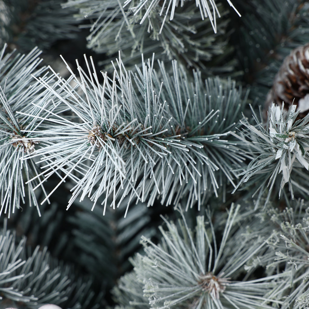 180 cm künstlicher Weihnachtsbaum mit Frost-Effekt – dekoriert mit Schneezapfen & roten Beeren