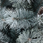 180 cm künstlicher Weihnachtsbaum mit Frost-Effekt – dekoriert mit Schneezapfen & roten Beeren