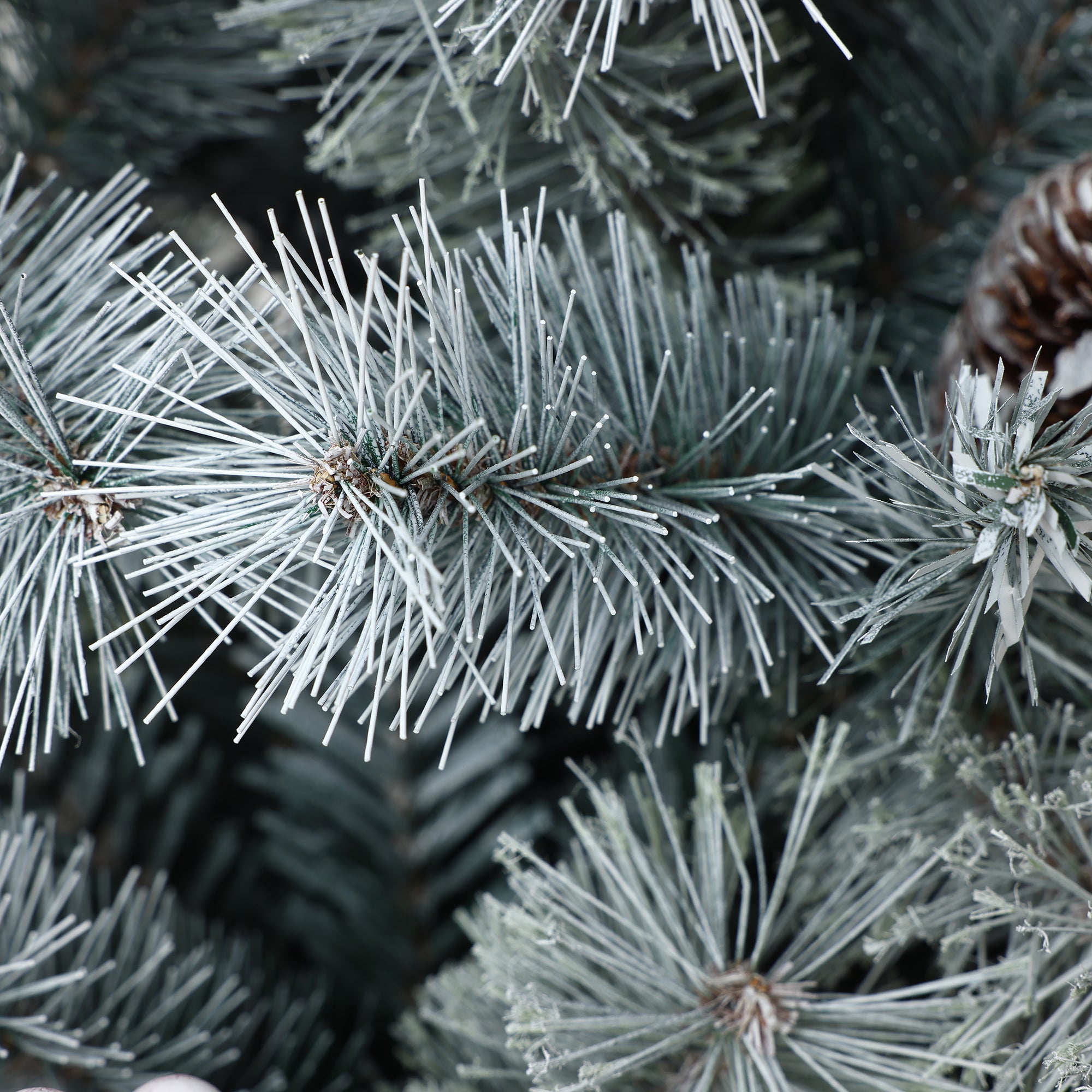 180 cm künstlicher Weihnachtsbaum mit Frost-Effekt – dekoriert mit Schneezapfen & roten Beeren