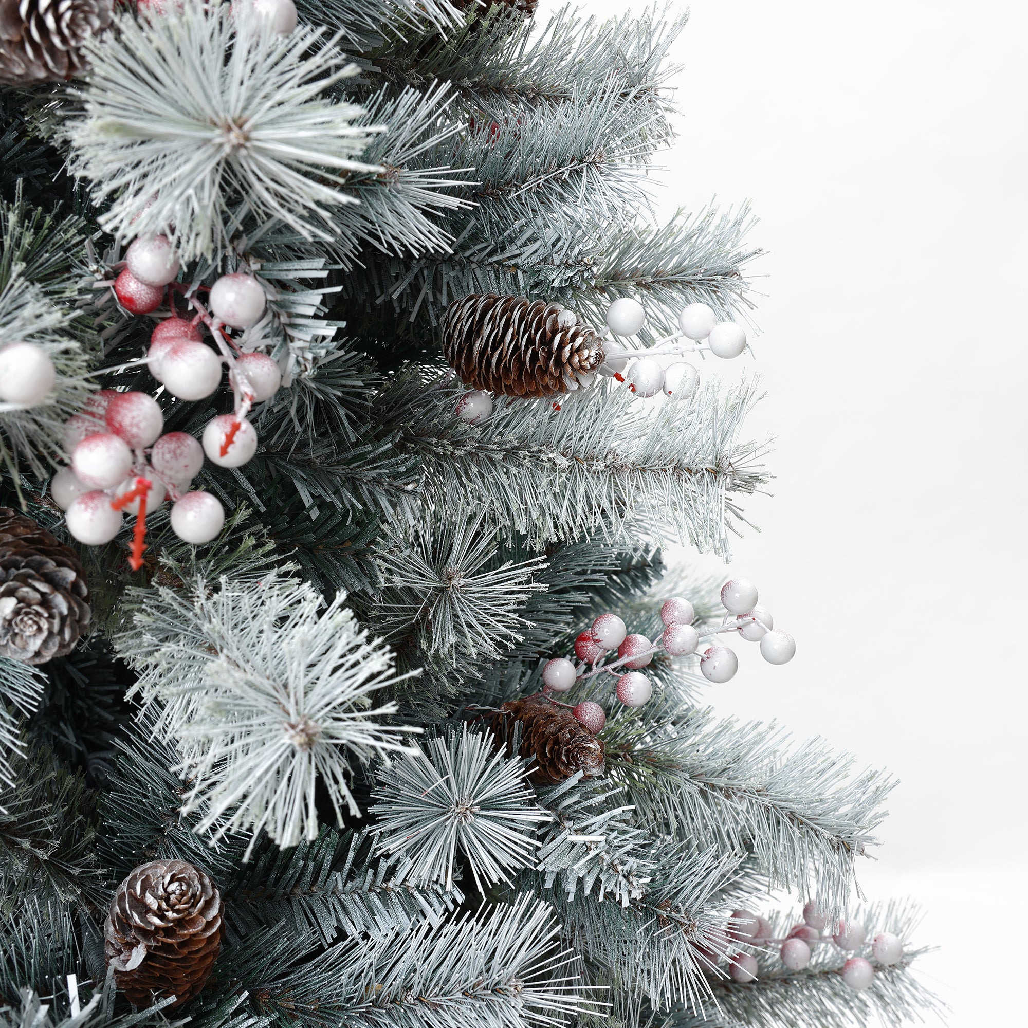 180 cm künstlicher Weihnachtsbaum mit Frost-Effekt – dekoriert mit Schneezapfen & roten Beeren