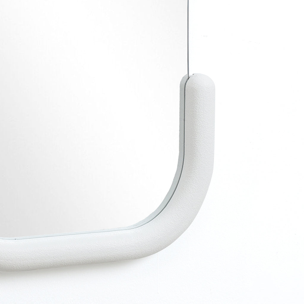 Weiße C-förmige Wandspiegel als Akzent- und Schminktischspiegel