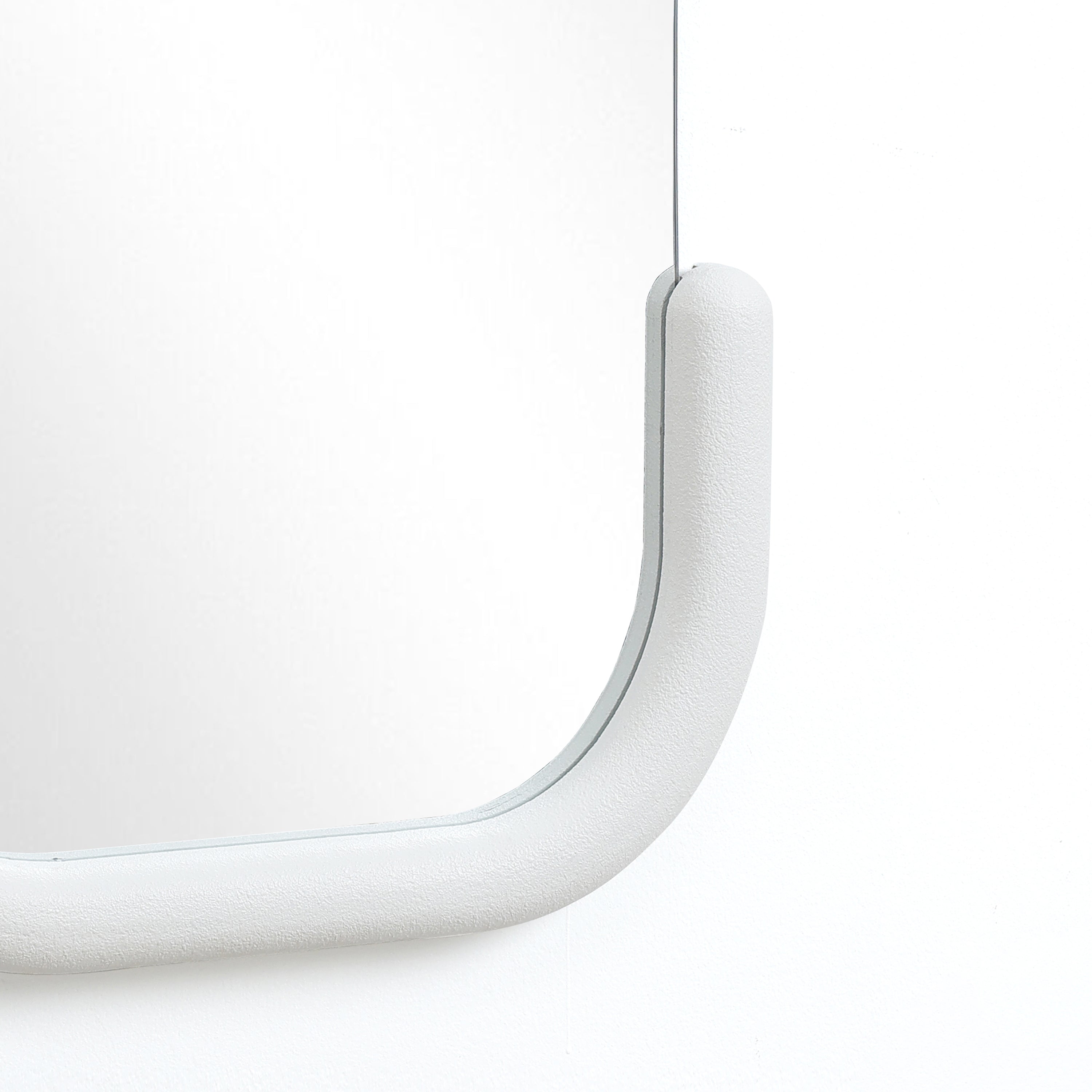 Weiße C-förmige Wandspiegel als Akzent- und Schminktischspiegel