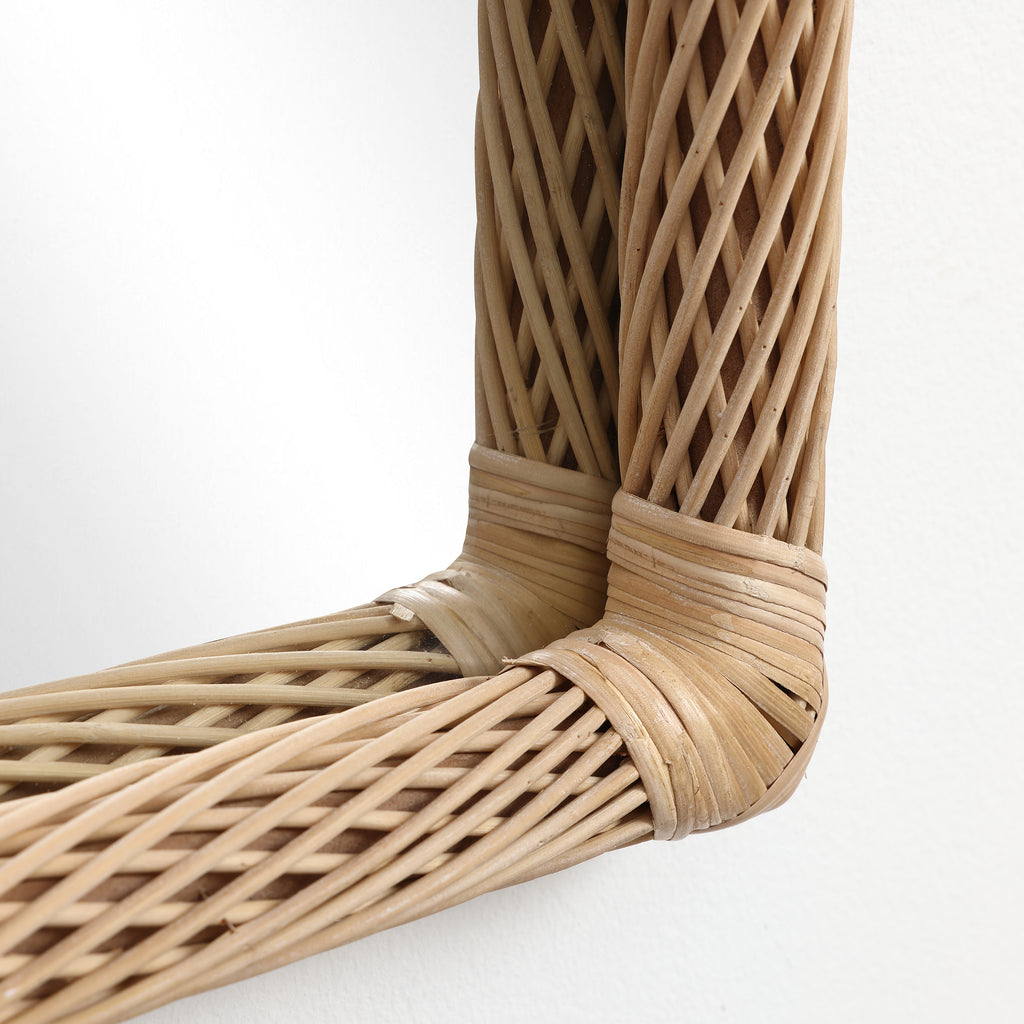 Wandspiegel mit Bambusrahmen in Bogenform