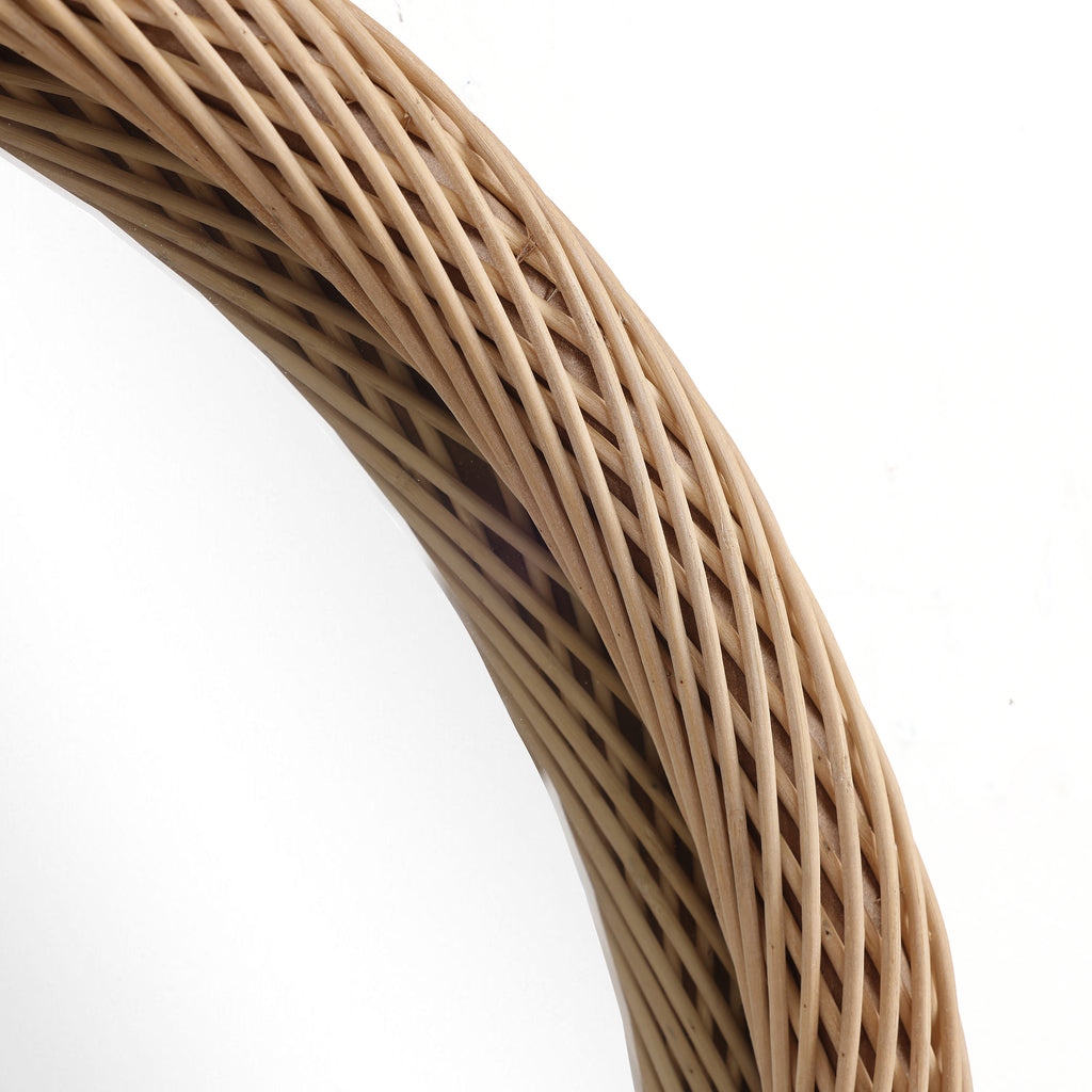 Wandspiegel mit Bambusrahmen in Bogenform