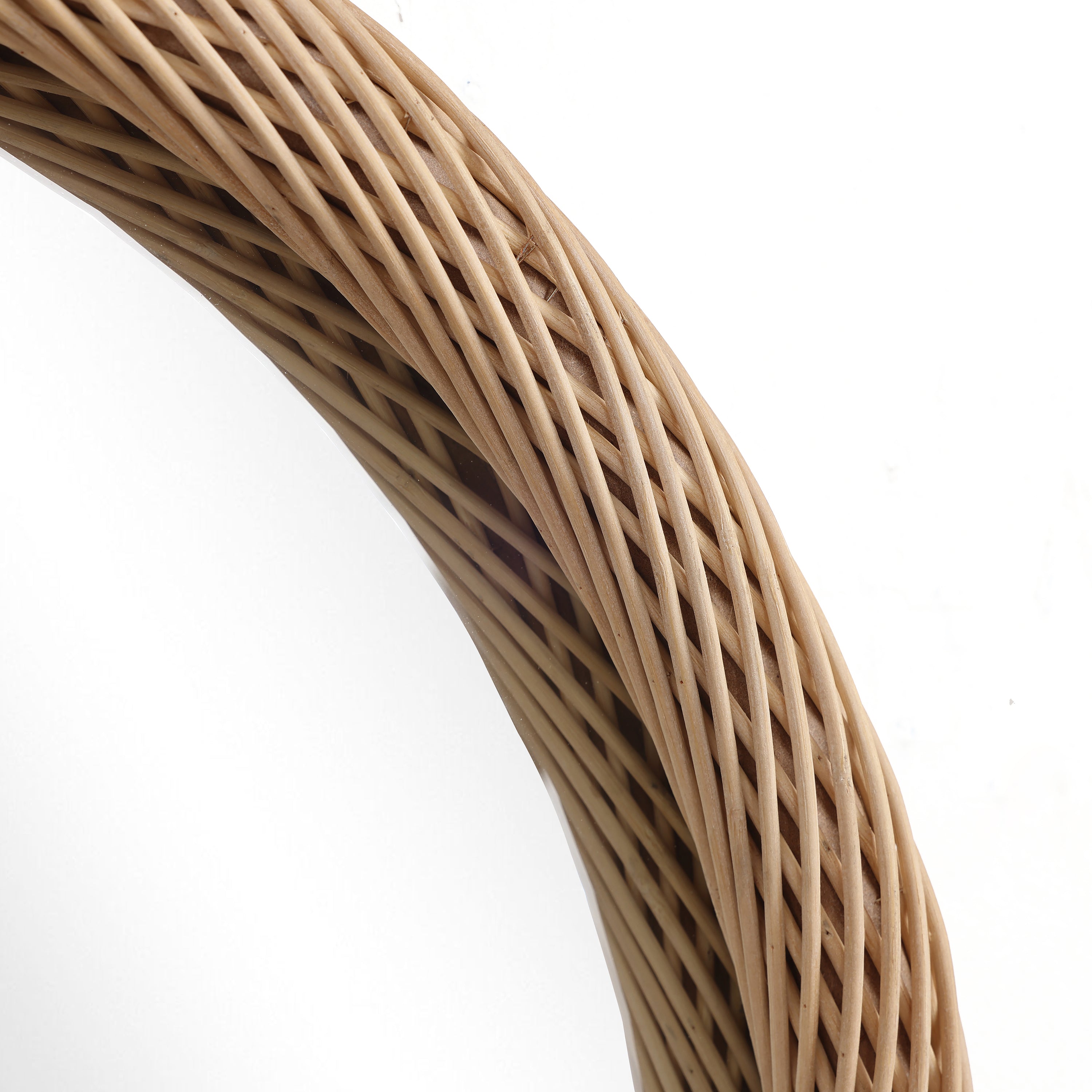 Wandspiegel mit Bambusrahmen in Bogenform