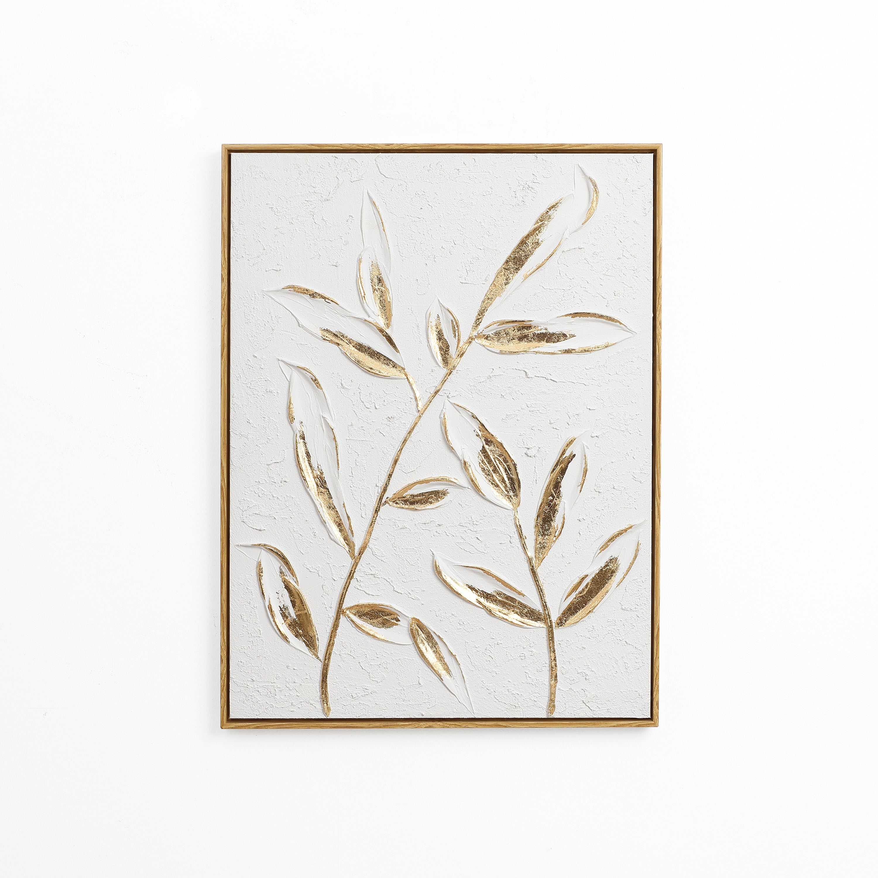 Wanddeko mit Reliefstruktur und goldenen Blättern