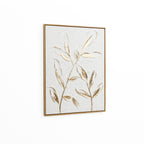 Wanddeko mit Reliefstruktur und goldenen Blättern