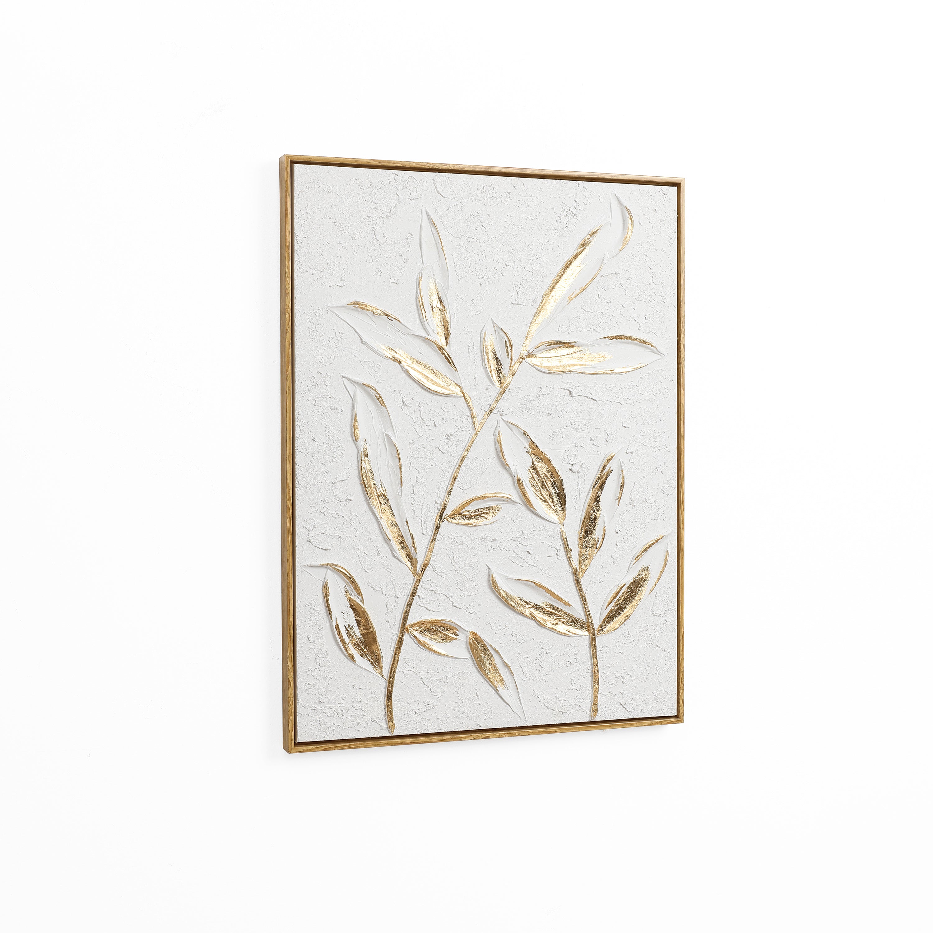 Wanddeko mit Reliefstruktur und goldenen Blättern