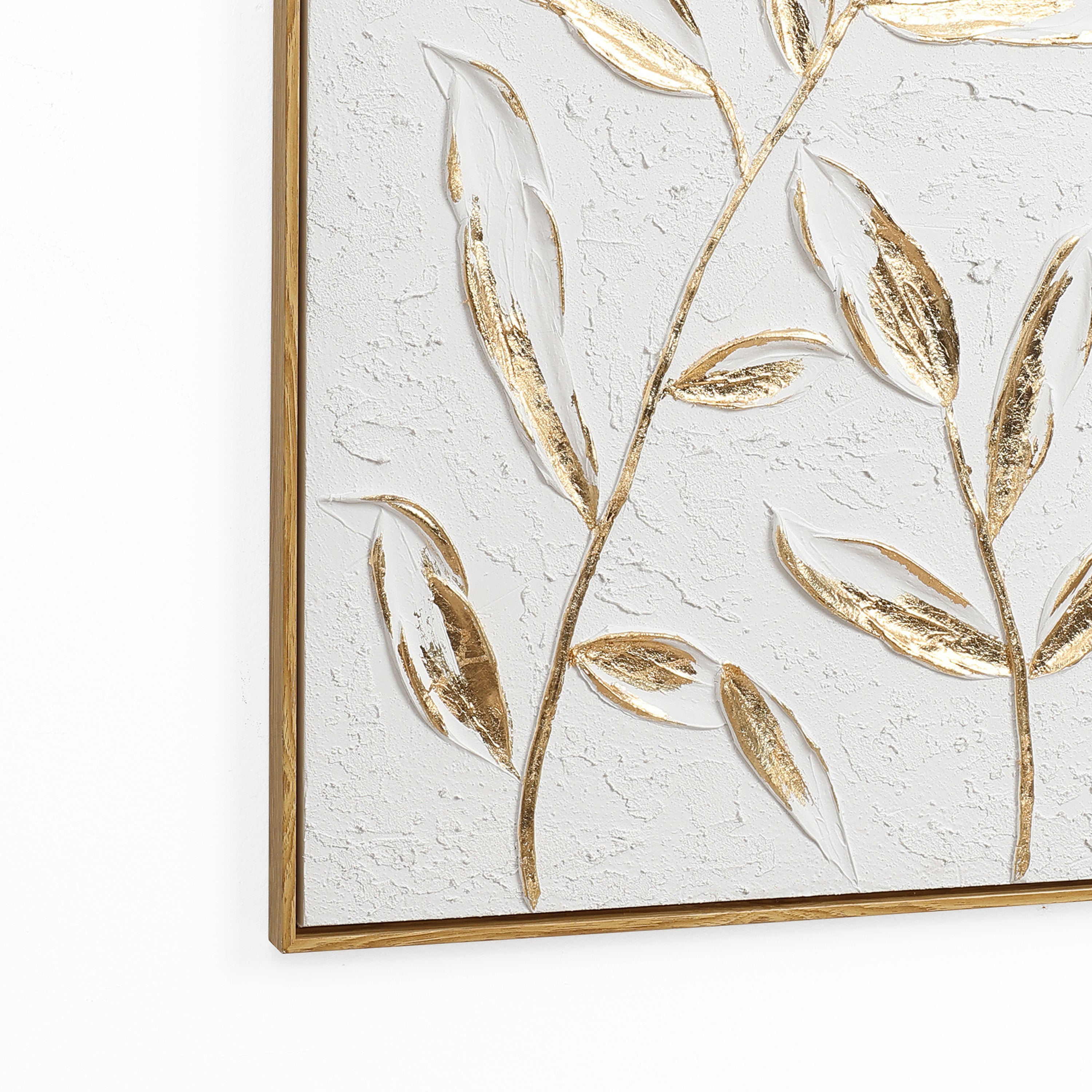 Wanddeko mit Reliefstruktur und goldenen Blättern