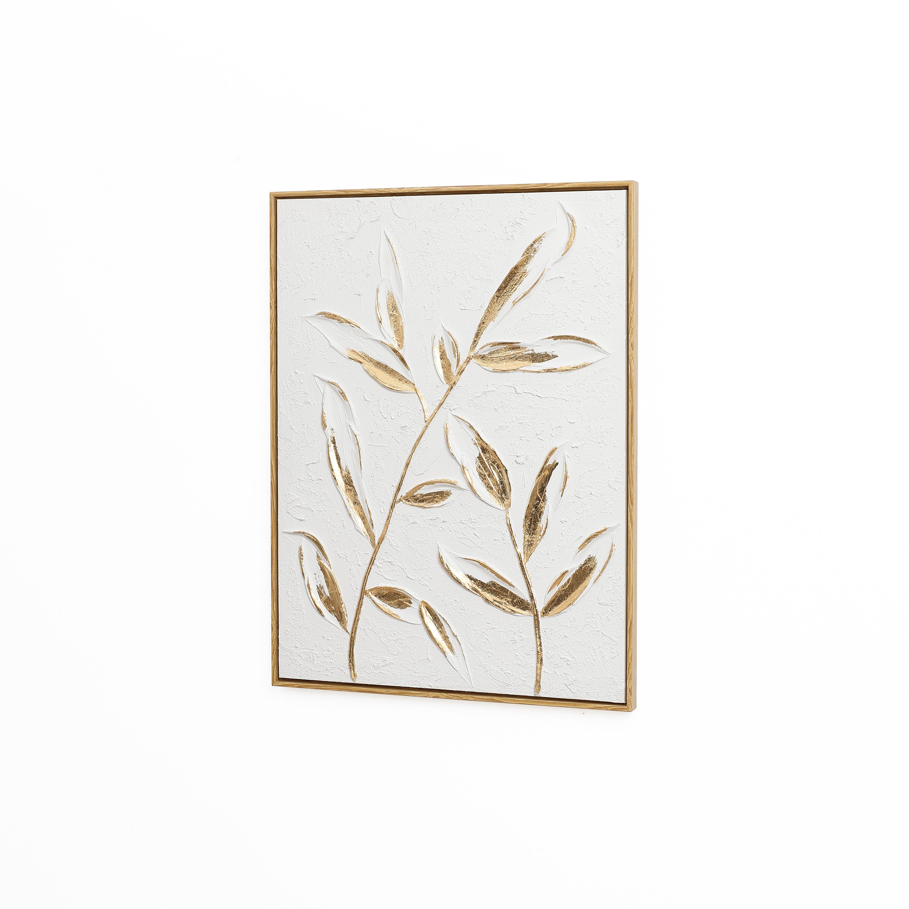 Wanddeko mit Reliefstruktur und goldenen Blättern