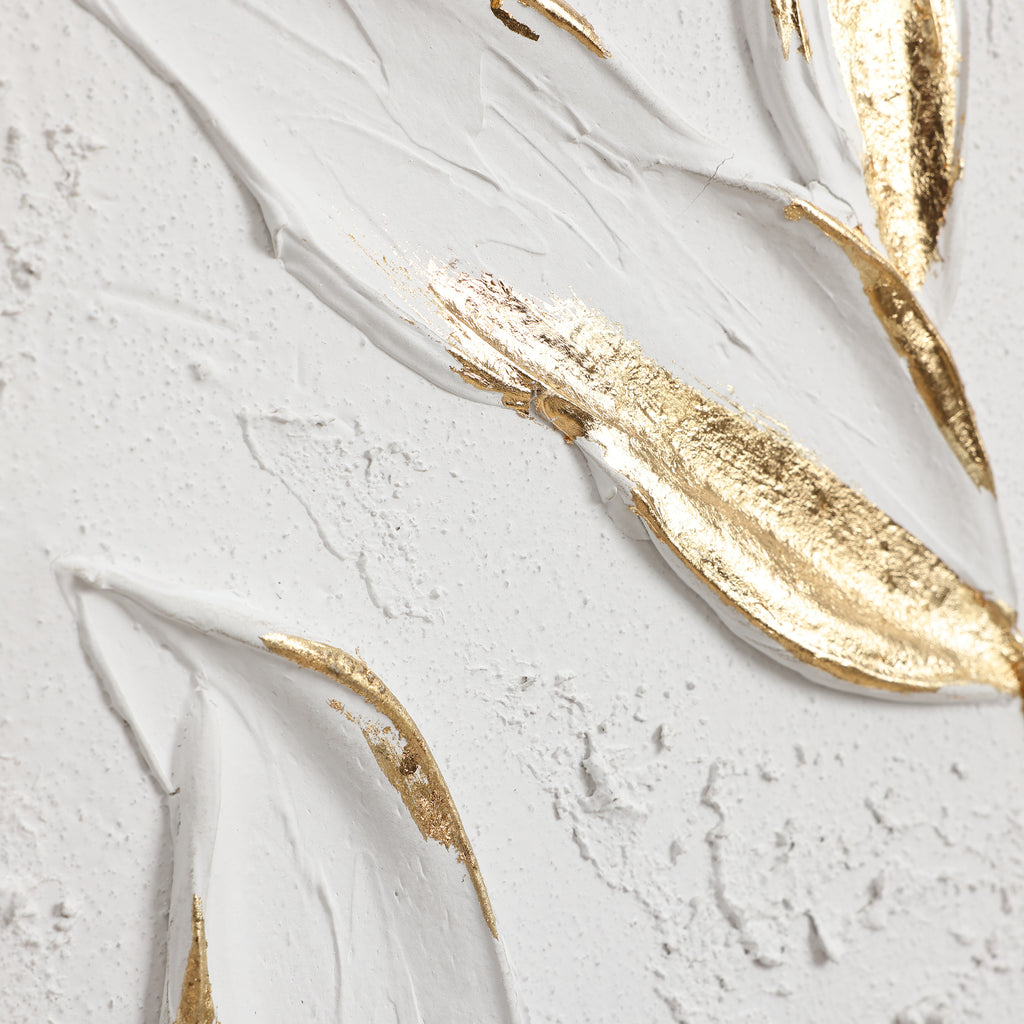 Wanddeko mit Reliefstruktur und goldenen Blättern