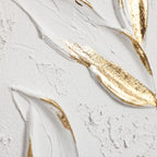 Wanddeko mit Reliefstruktur und goldenen Blättern