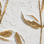 Wanddeko mit Reliefstruktur und goldenen Blättern