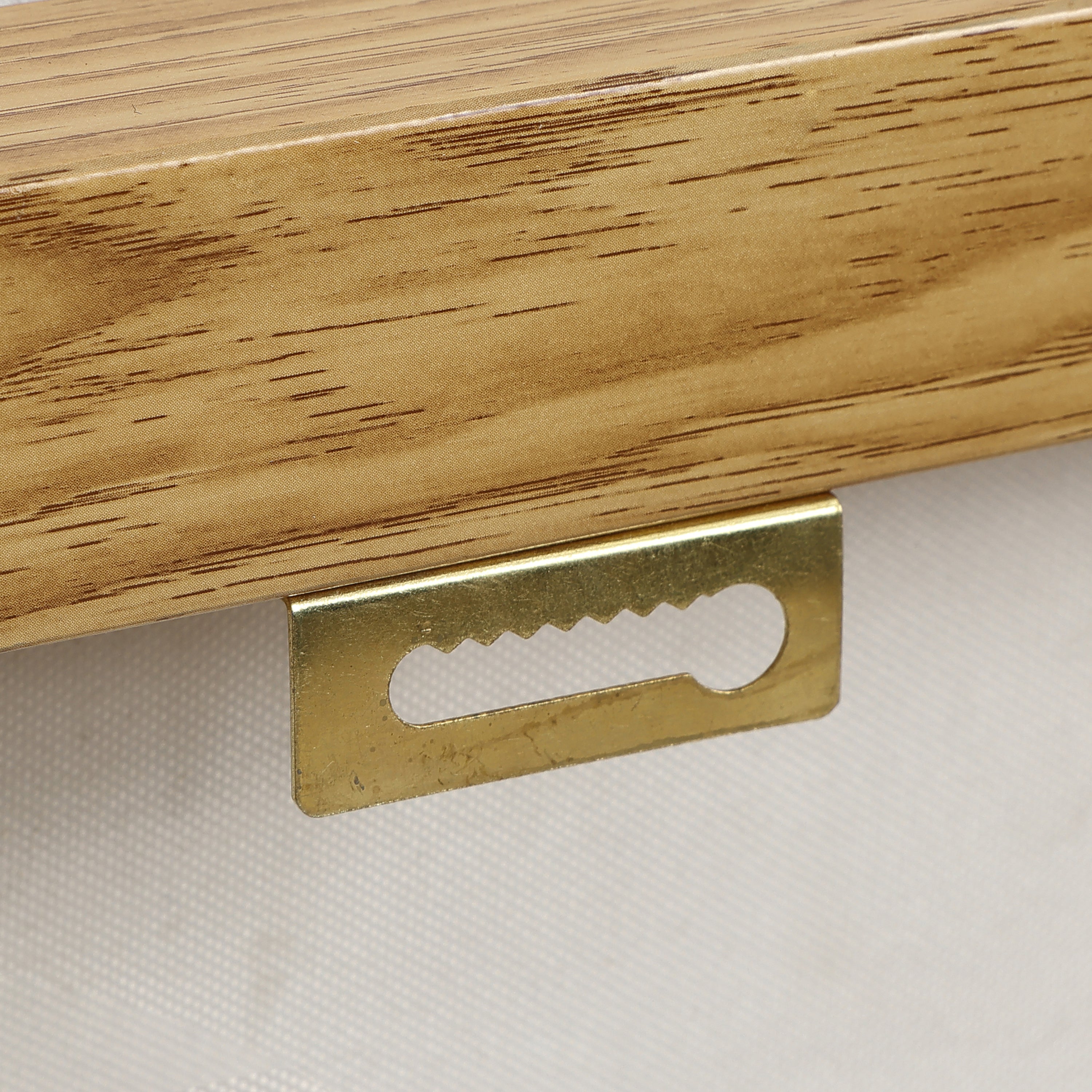 Wanddeko mit Reliefstruktur und goldenen Blättern