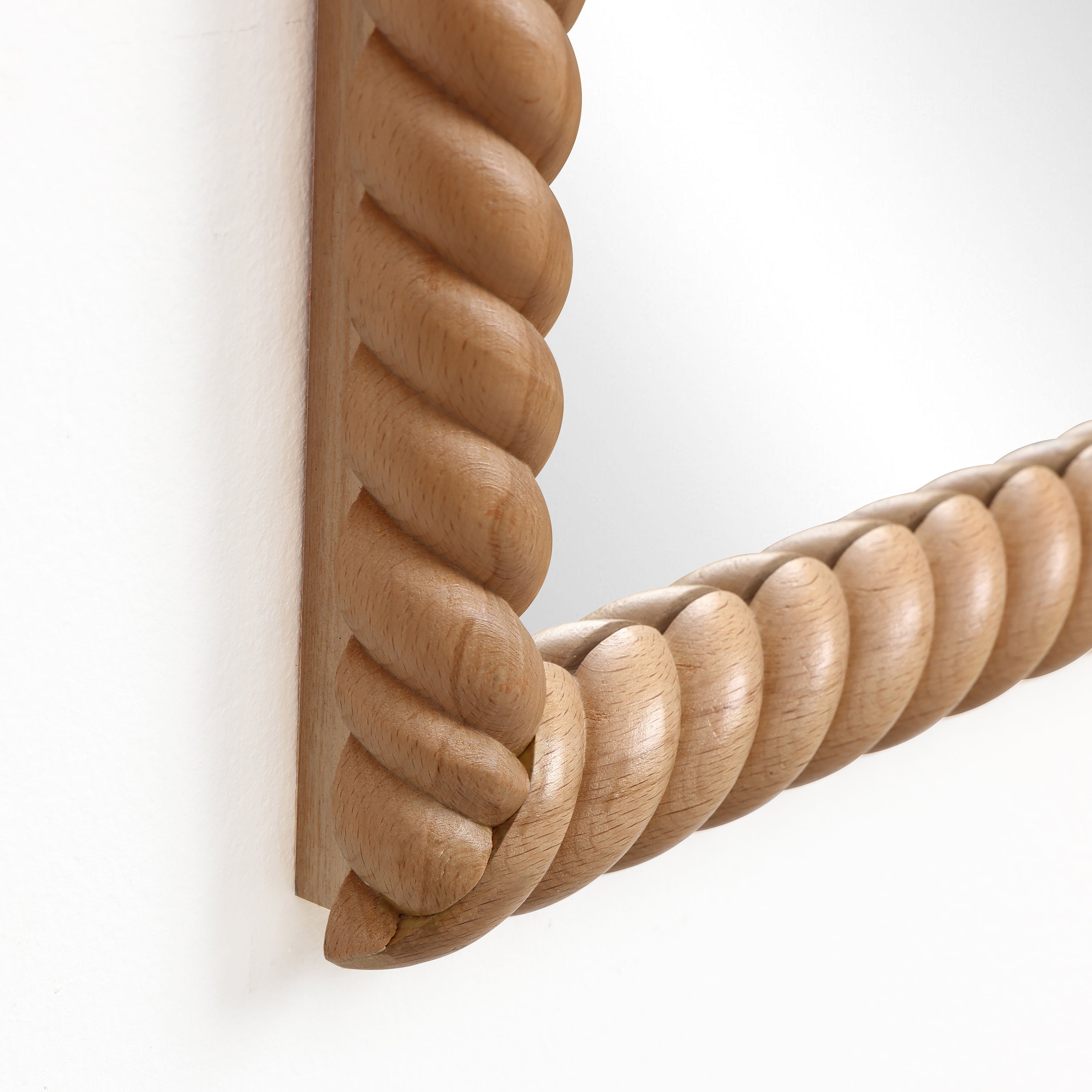 Rechteckiger Wandspiegel mit Buchenholzrahmen 90 cm hoch als Akzent- und Schminktischspiegel