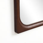 Rechteckiger Wandspiegel mit Gummibaumholzrahmen 89 cm hoch als Schminktischspiegel