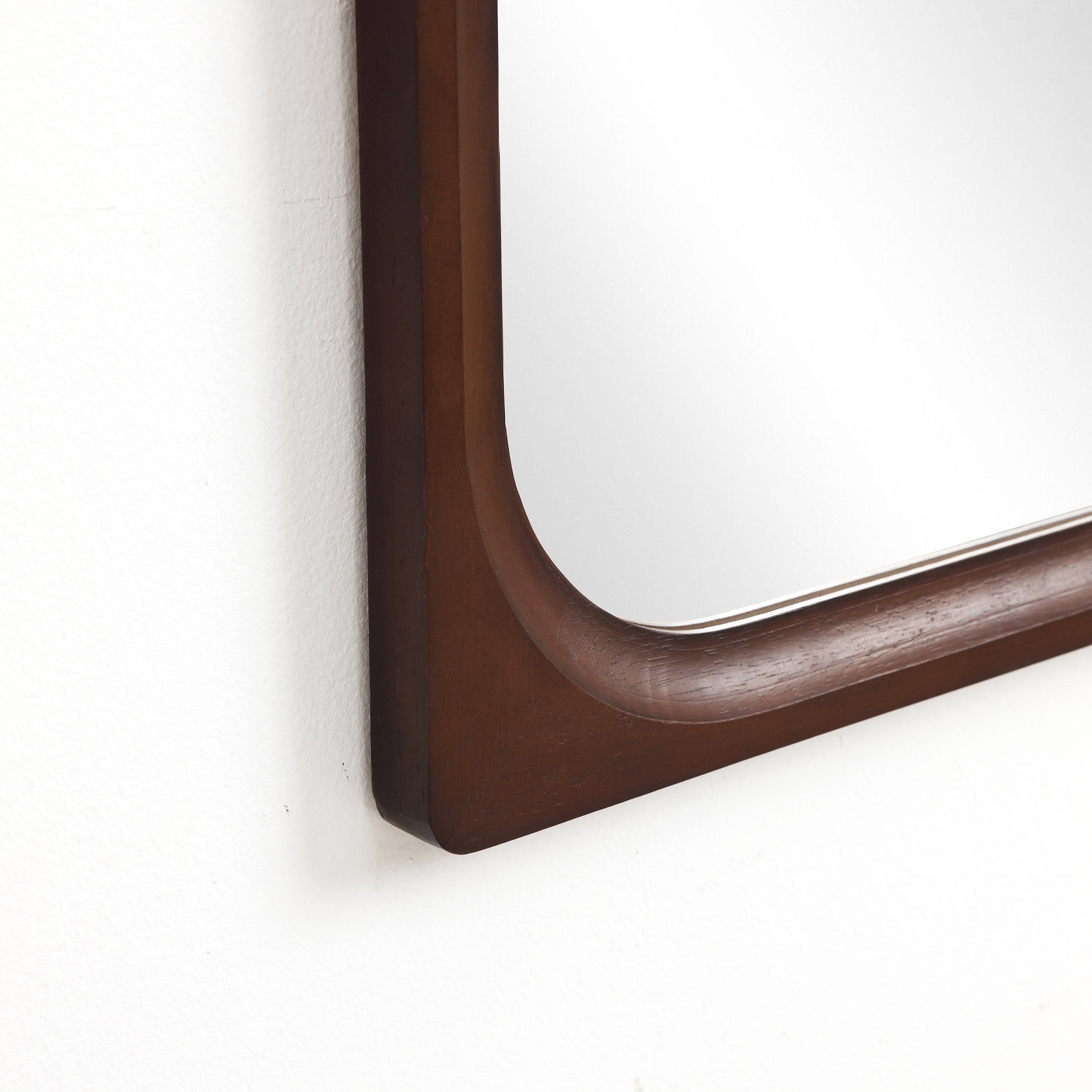 Rechteckiger Wandspiegel mit Gummibaumholzrahmen 89 cm hoch als Schminktischspiegel