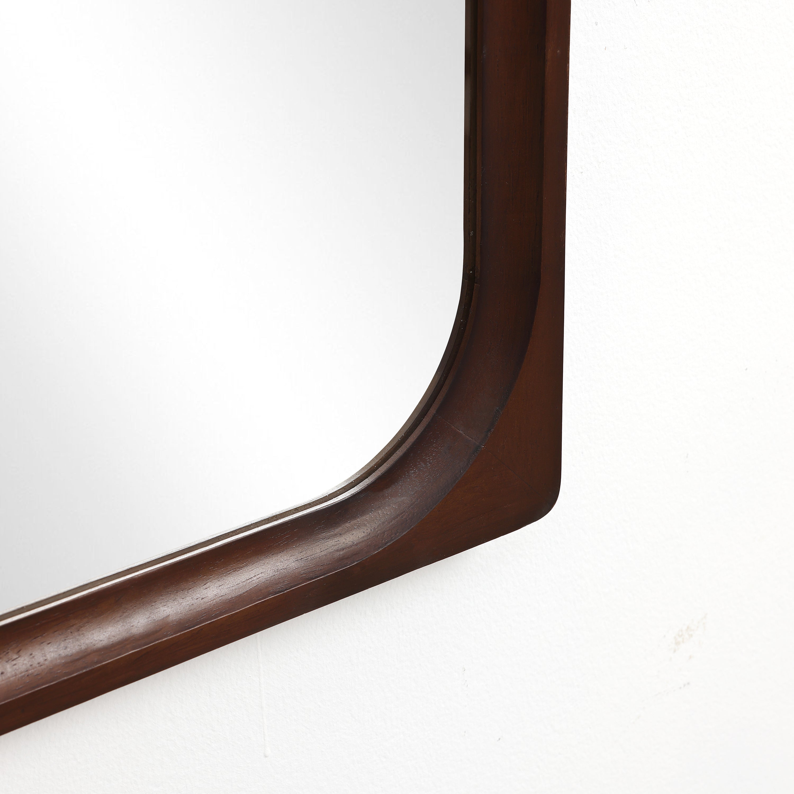 Rechteckiger Wandspiegel mit Gummibaumholzrahmen 89 cm hoch als Schminktischspiegel