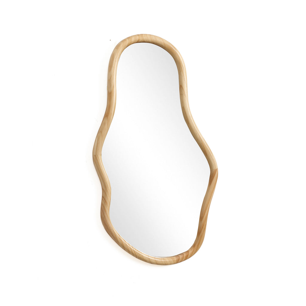 Wandspiegel mit organischer Form und Kiefernholzrahmen