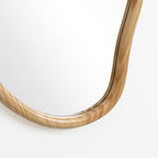 Wandspiegel mit organischer Form und Kiefernholzrahmen