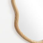 Wandspiegel mit organischer Form und Kiefernholzrahmen