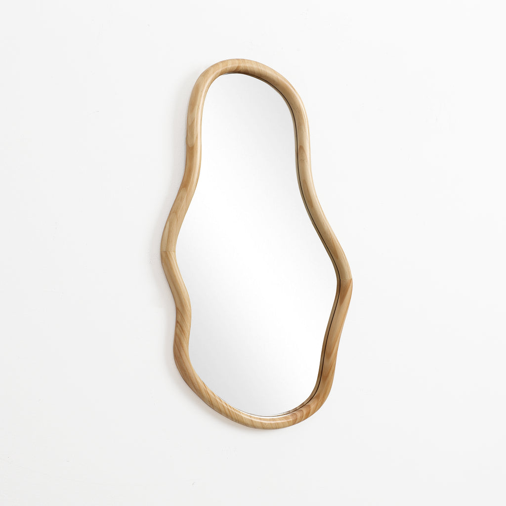 Wandspiegel mit organischer Form und Kiefernholzrahmen
