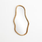 Wandspiegel mit organischer Form und Kiefernholzrahmen
