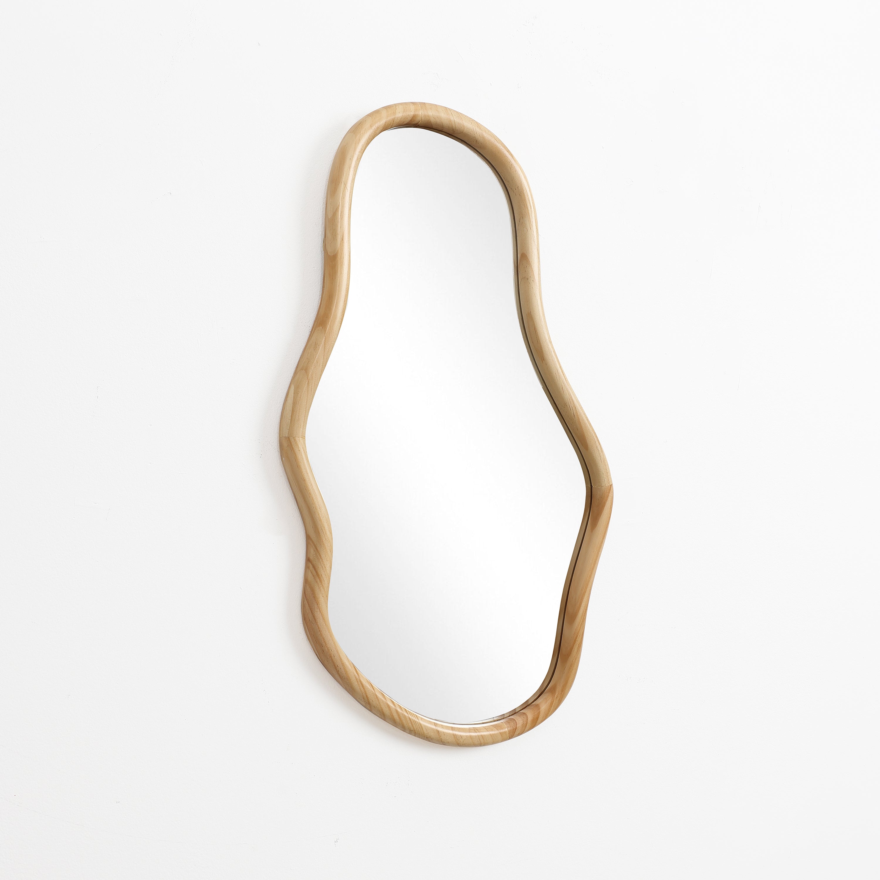 Wandspiegel mit organischer Form und Kiefernholzrahmen