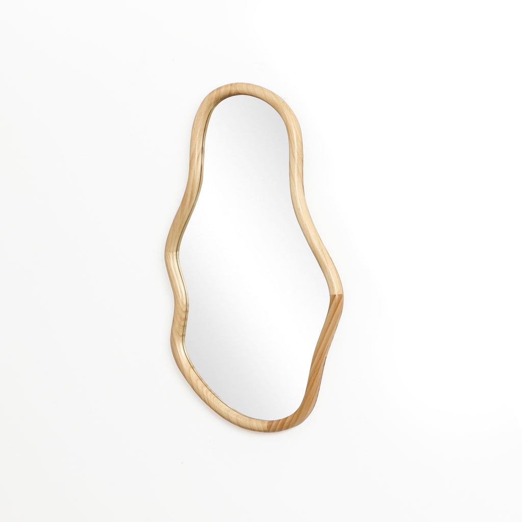 Wandspiegel mit organischer Form und Kiefernholzrahmen