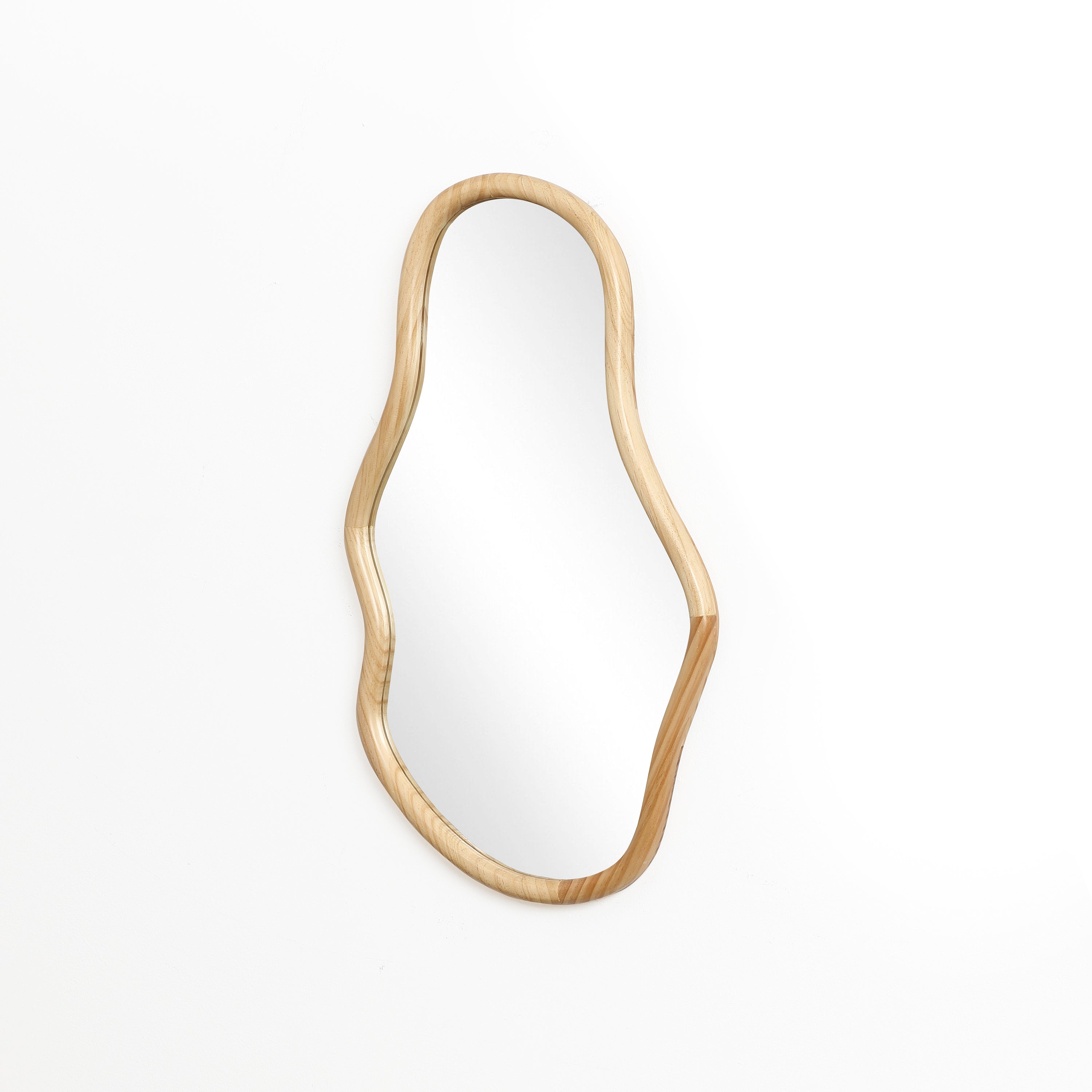 Wandspiegel mit organischer Form und Kiefernholzrahmen