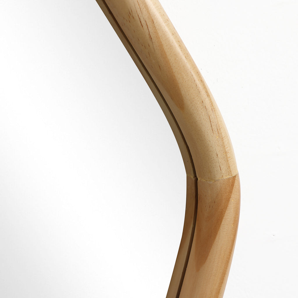 Wandspiegel mit organischer Form und Kiefernholzrahmen