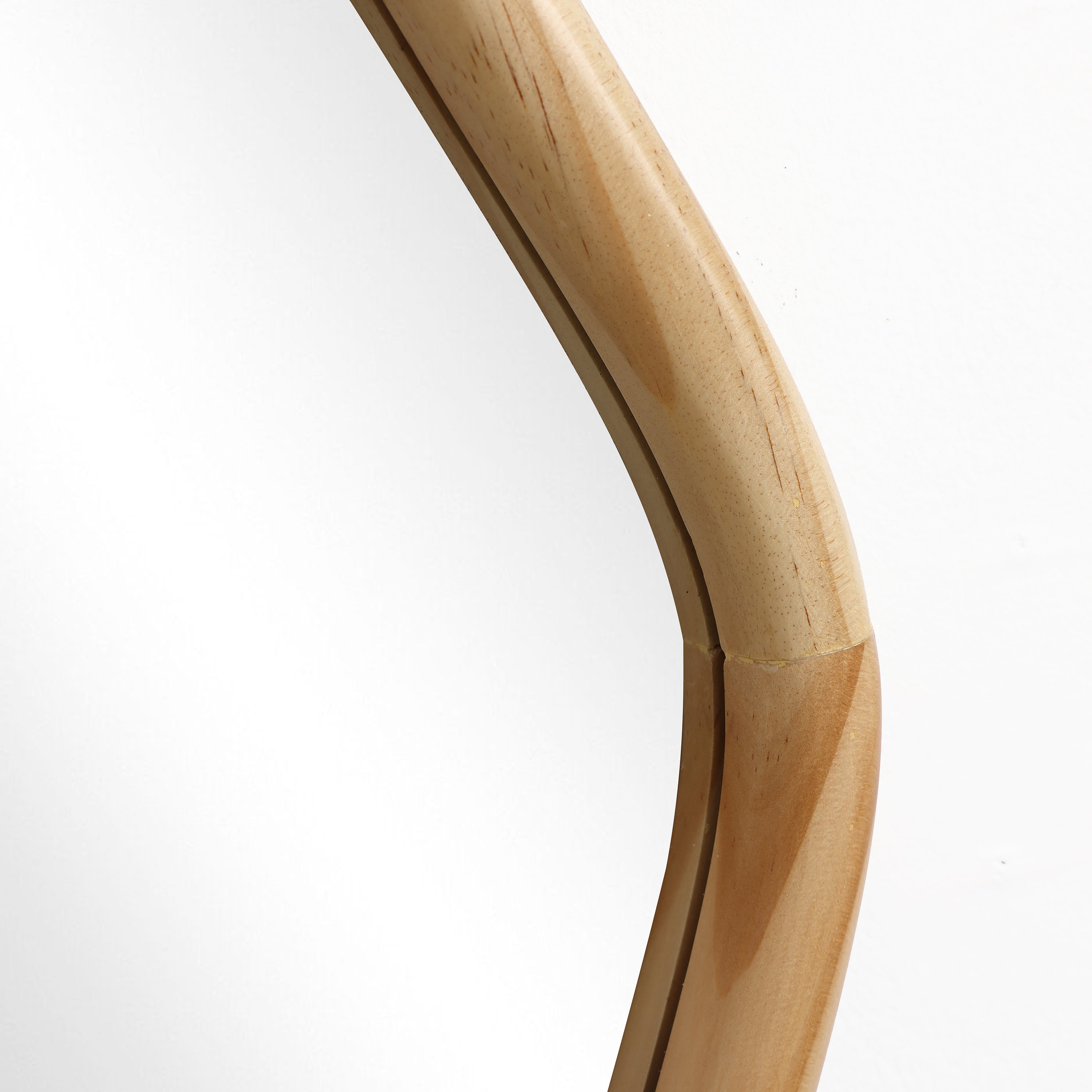 Wandspiegel mit organischer Form und Kiefernholzrahmen